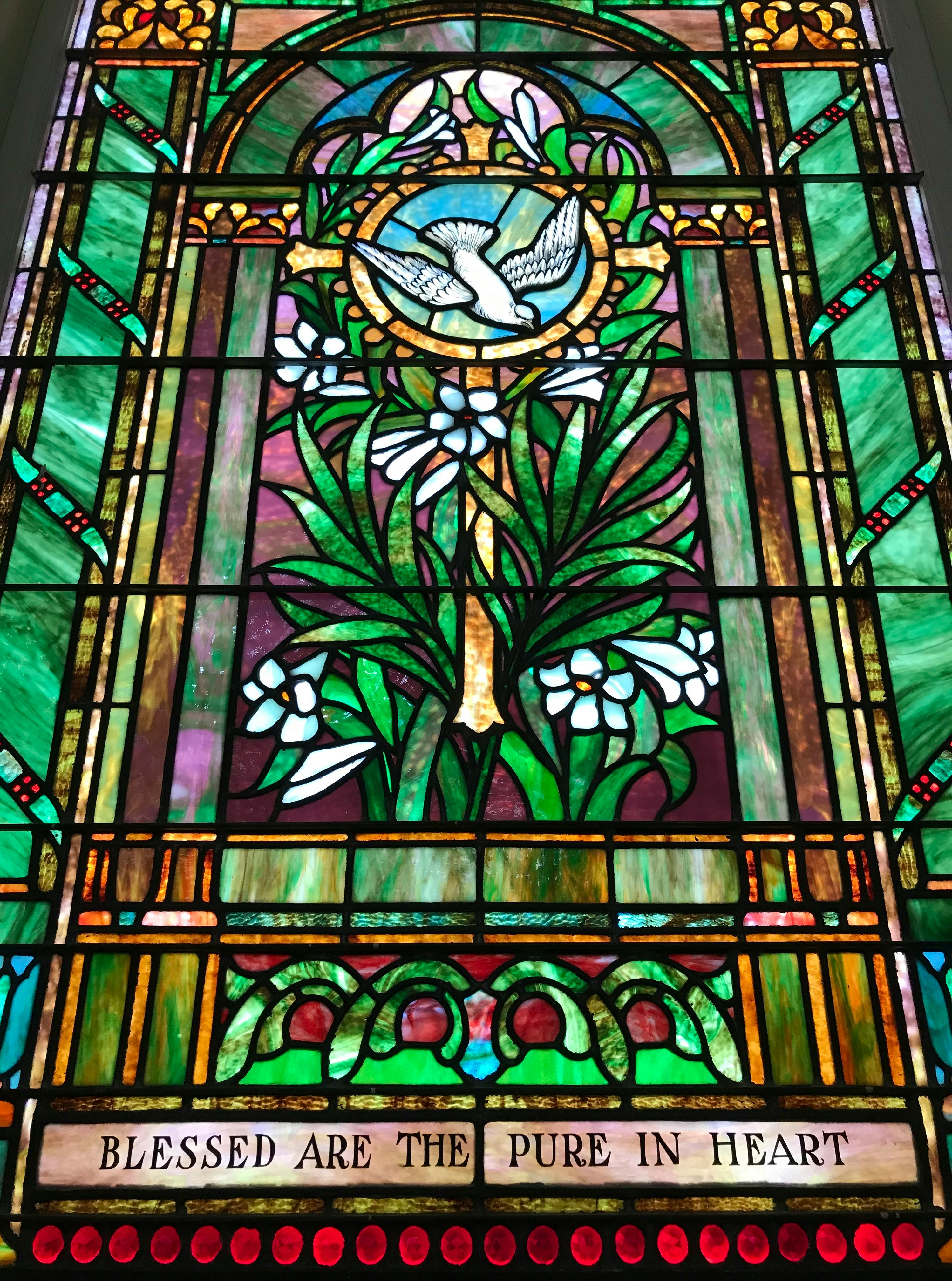 Famille souriante profitant d'un Dubai Desert Safari au coucher du soleil dans les dunes rouges.