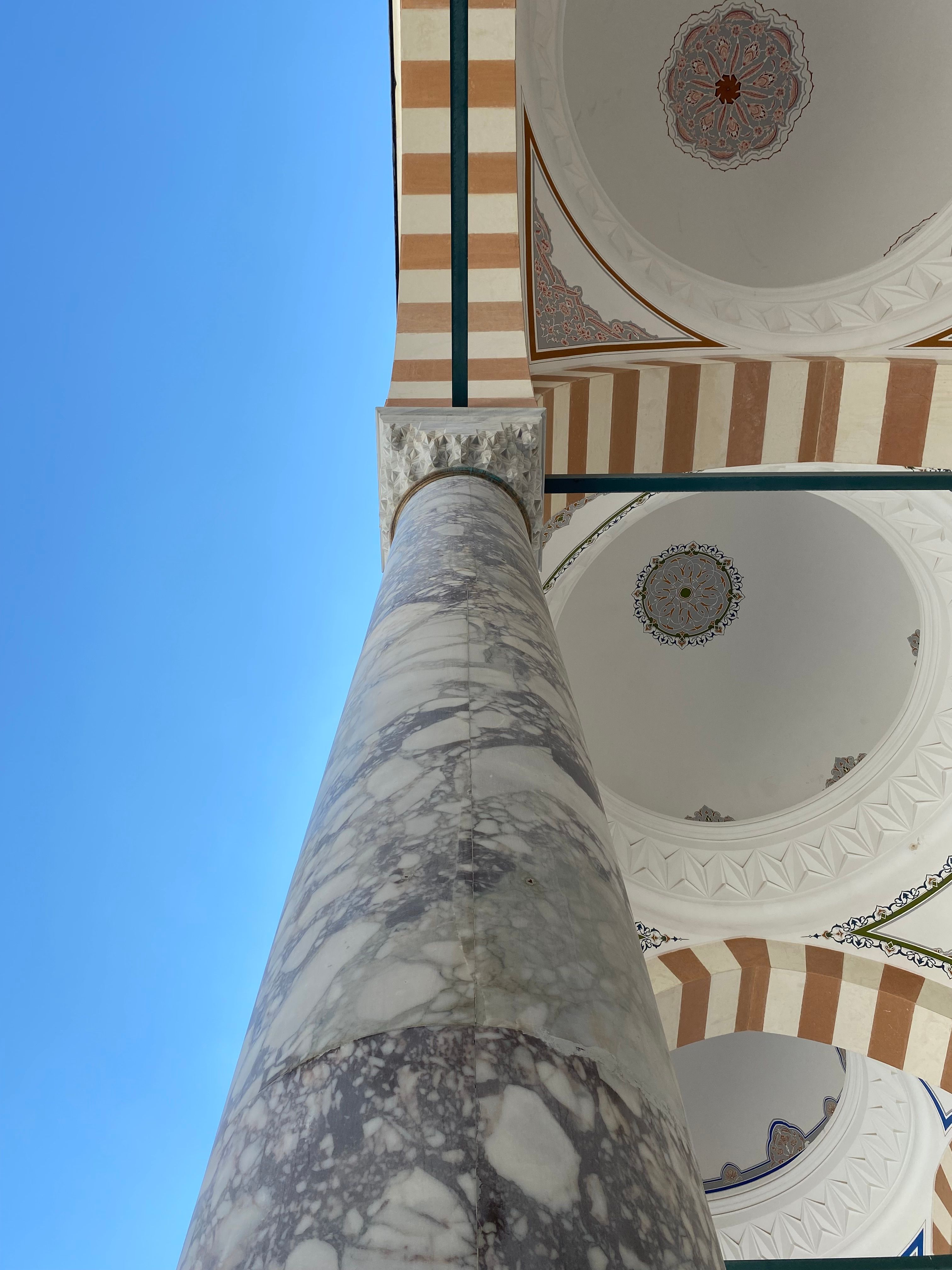 Column and Ceiling of Mosque · Free Stock Photo