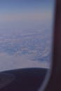 从飞机窗口鸟瞰，飞行期间展现了冬季景观