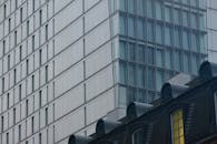 现代建筑的特写视图，以其玻璃窗和细致的立面细节，是建筑主题的理想选择