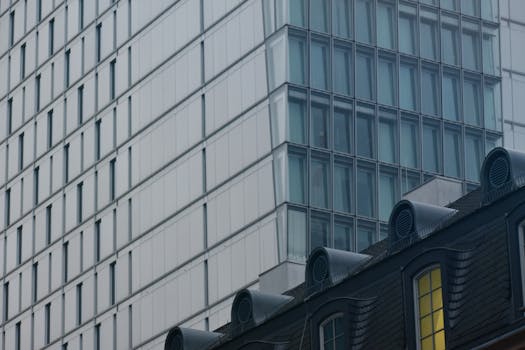 现代建筑的特写视图，以其玻璃窗和细致的立面细节，是建筑主题的理想选择