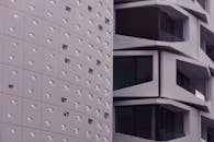 现代高层建筑的特写，展现了独特而复杂的立面设计