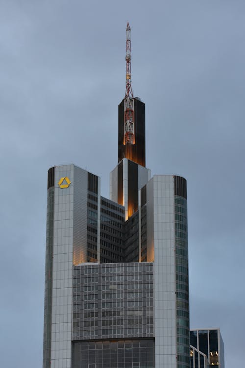 Edificio Gris De Gran Altura Bajo Un Cielo Gris