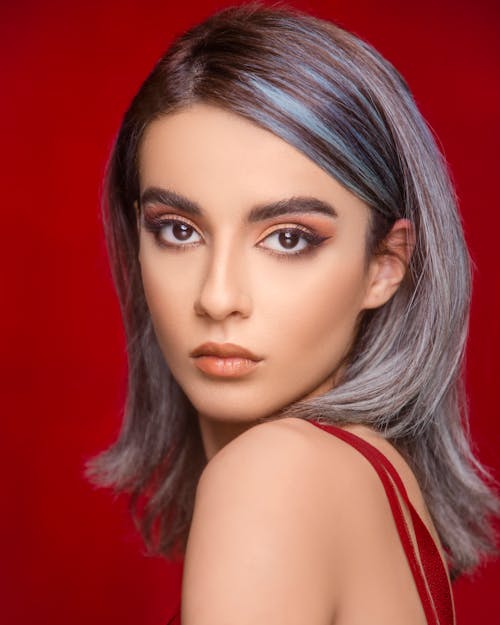 Foto profissional grátis de alça vermelha, cabelo tingido, fundo vermelho