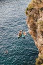 皮艇在波利尼亚诺滨海，意大利的悬崖边水域进行鸟瞰探索