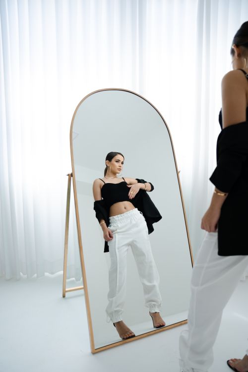 Free Chic fashion reflection of a woman in a mirror, capturing elegance in Goiânia, Brazil. Stock Photo