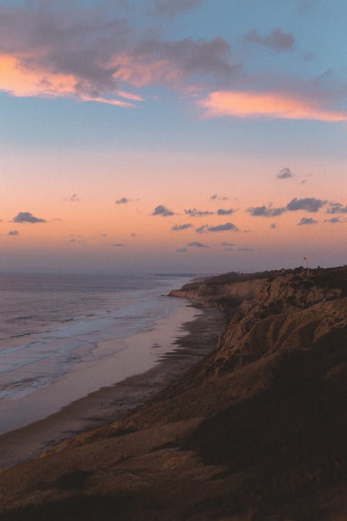 Бесплатное стоковое фото с береговая линия, вертикальный выстрел, море