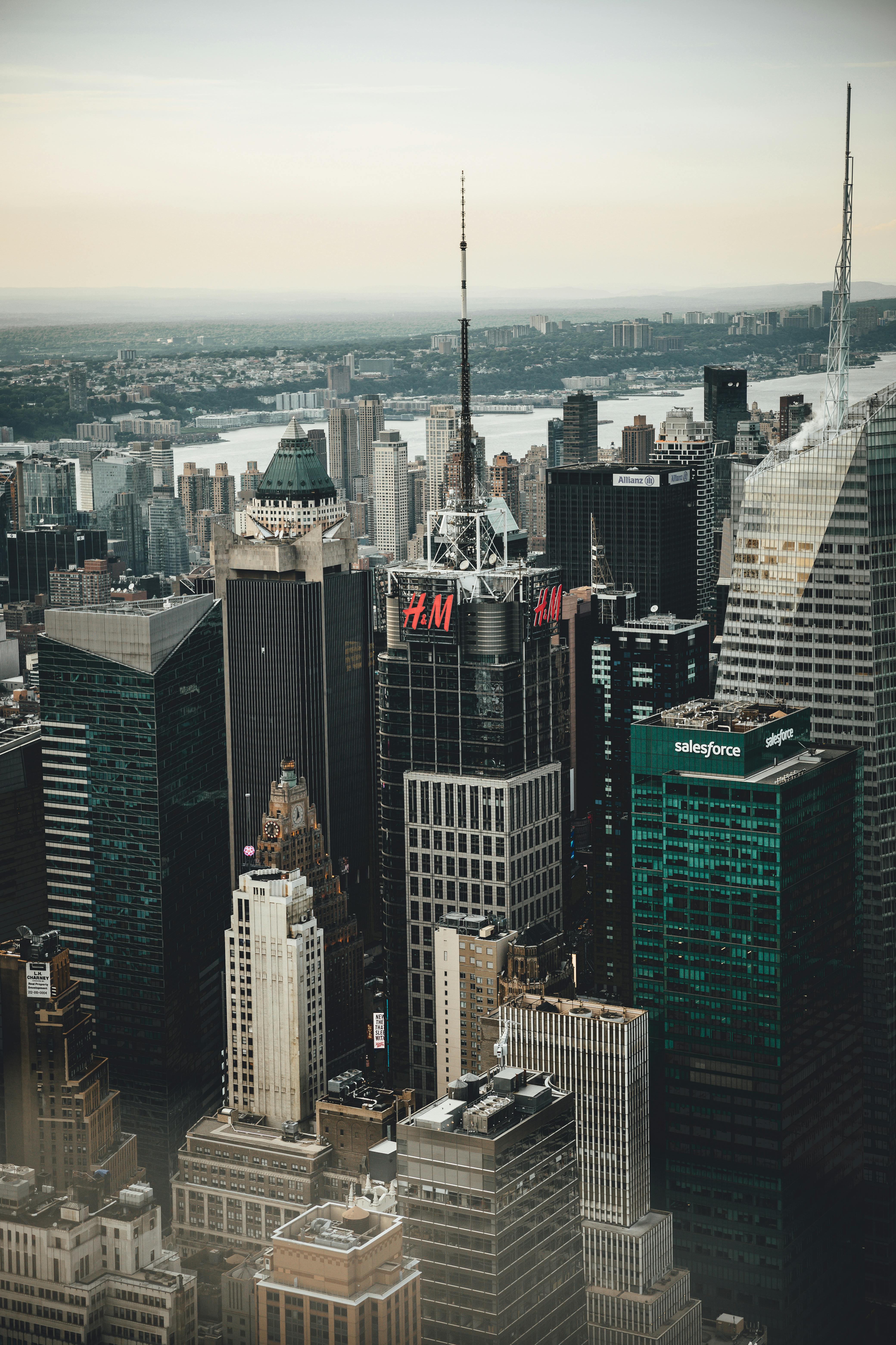 Mann in traditioneller Kleidung bei Sonnenuntergang während einer Desert Safari Abu Dhabi, umgeben von goldenen Dünen.