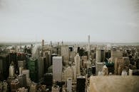 鸟瞰图中，纽约市标志性的天际线与摩天大楼和城市景观令人惊叹