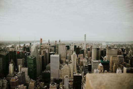 鸟瞰图中，纽约市标志性的天际线与摩天大楼和城市景观令人惊叹