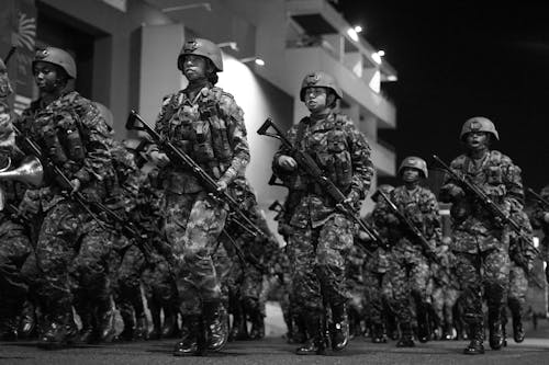 askeri, ateşli silahlar, erkekler içeren Ücretsiz stok fotoğraf