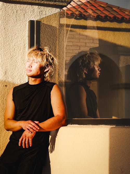 Imagine de stoc gratuită din bărbat asiatic, blondă, fereastră