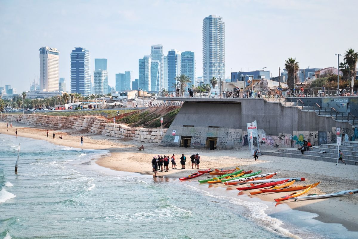 חוף הים וקו הרקיע של תל אביב