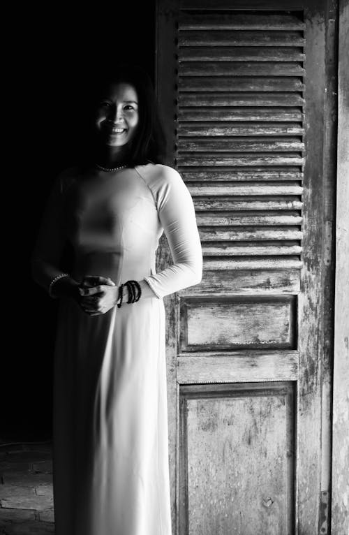 Darmowe zdjęcie z galerii z czarno-biały, drzwi, fotografia mody