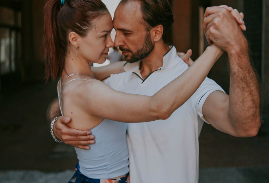 Online dating: starting a conversation on a niche platform