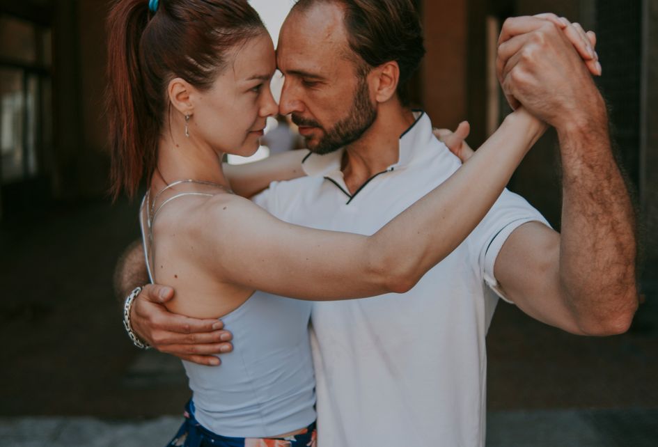 Online dating: starting a conversation on a niche platform