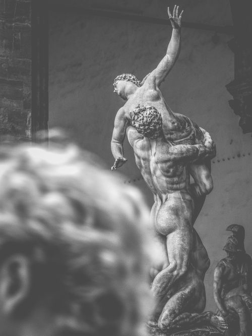 Free Black and white photo of a dramatic Renaissance sculpture in a classical setting. Stock Photo