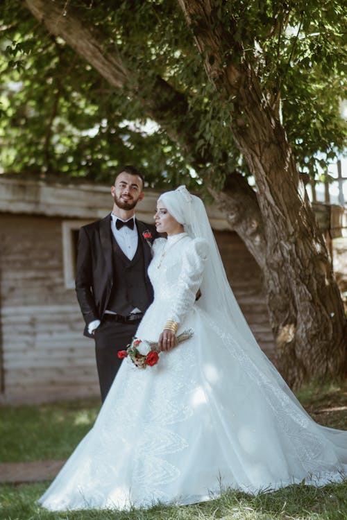 Foto profissional grátis de árvore, de pé, fotografia de casamento