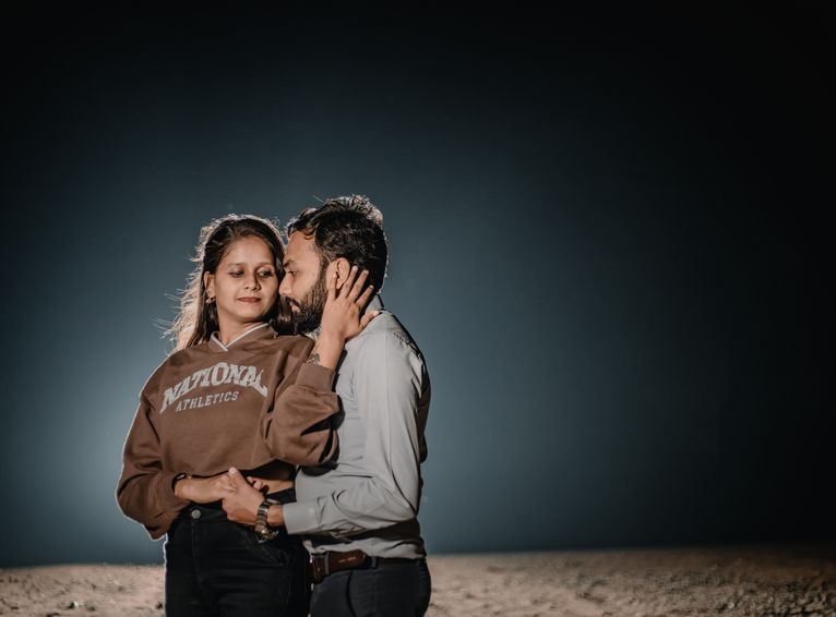 Online dating: starting a conversation on a niche platform