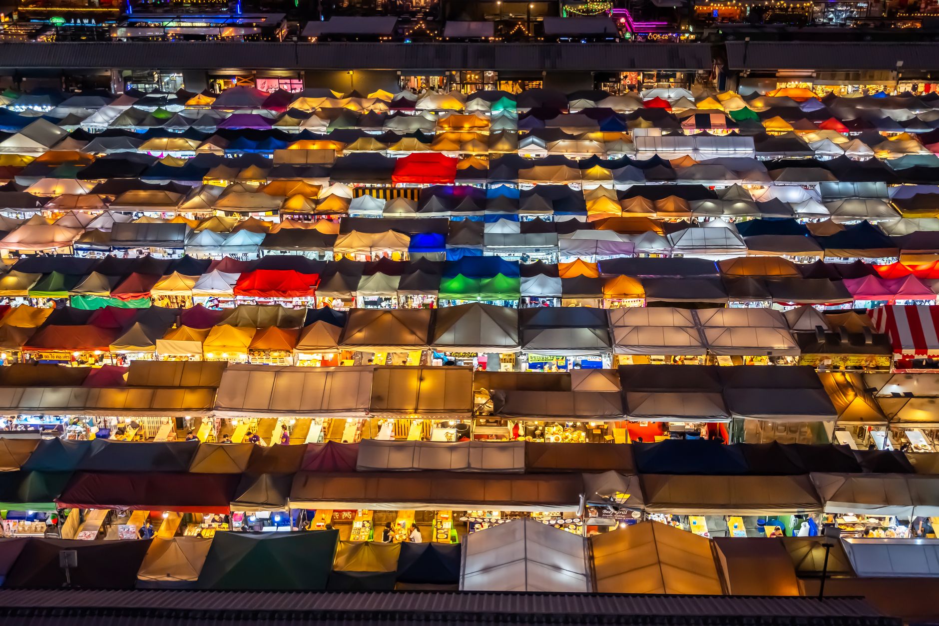 Luchtfoto van een kleurrijke nachtmarkt in Bangkok, Thailand. Levendige kramen creëren een gezellige sfeer.
