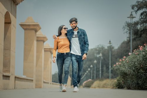 Free Casual couple walking together, embracing nature and each other in a scenic outdoor setting. Stock Photo