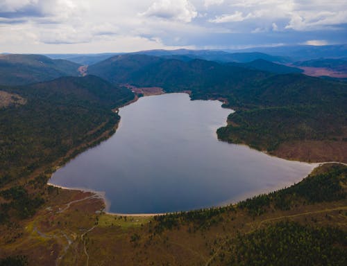 Foto profissional grátis de cenário, colinas, lago