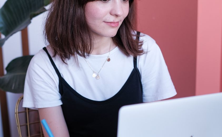 Online dating: starting a conversation on a niche platform