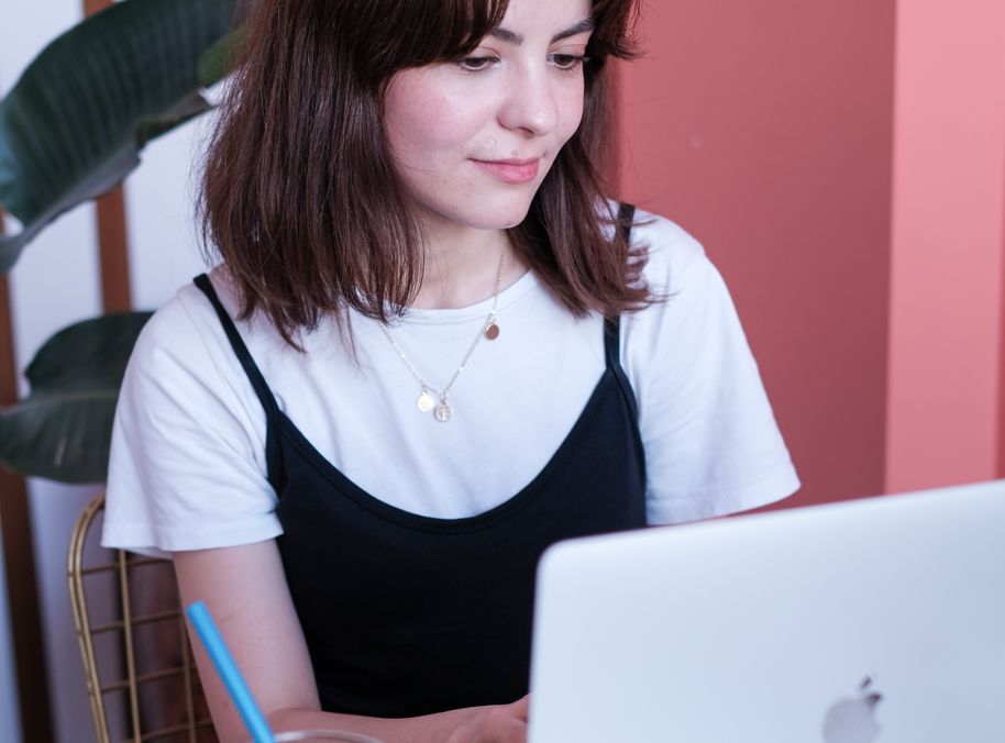Online dating: starting a conversation on a niche platform