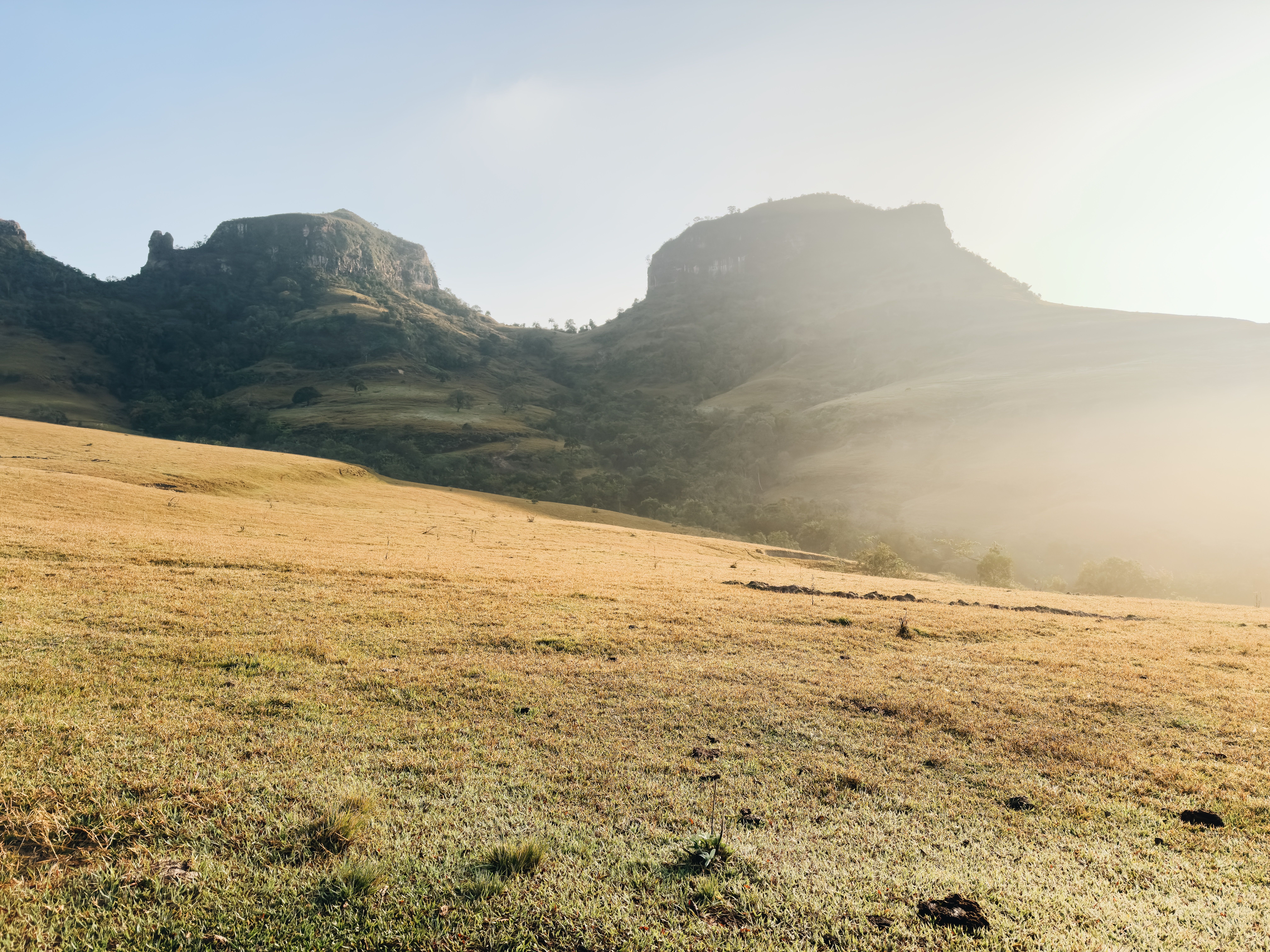 Viajero usando una eSIM para Esuatini con vistas al valle de Ezulwini
