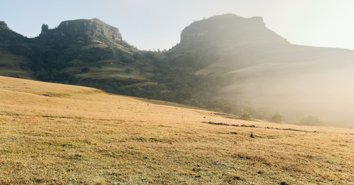 Viajero usando una eSIM para Esuatini con vistas al valle de Ezulwini