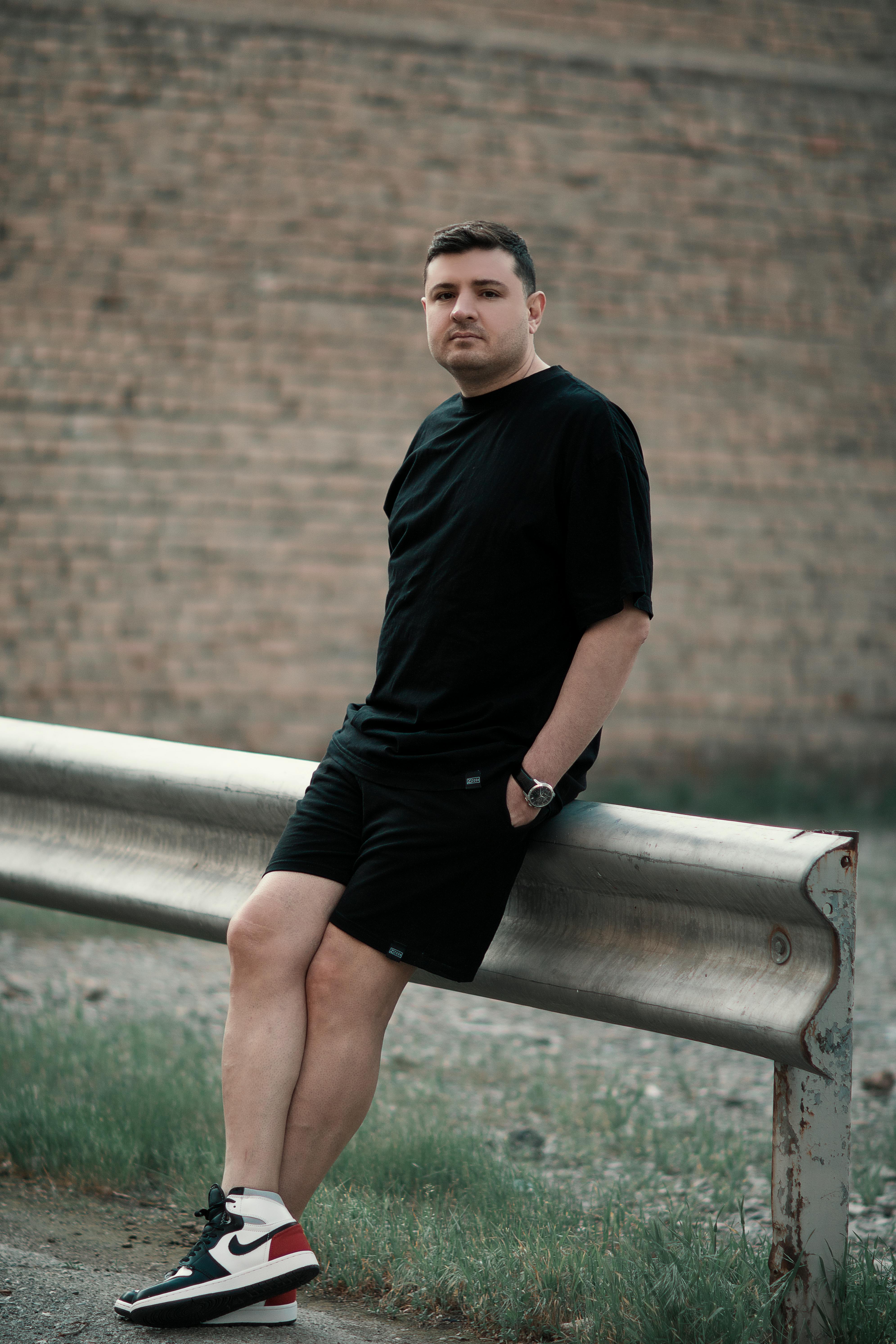 bezplatná Základová fotografie zdarma na téma časopis vogue, černé oblečení, cihlová zeď Základová fotografie