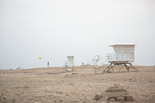 Ilmainen kuvapankkikuva tunnisteilla hengenpelastustornit, hiekka, hiekkaranta
