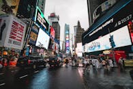 纽约时代广场的夜景，有灯火通明的广告牌和热闹的人群