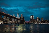 纽约市天际线的夜景令人惊叹，河上矗立着灯火通明的布鲁克林大桥