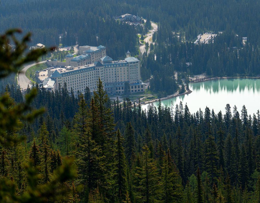 Vista aérea del Fairmont Chateau Lake Louise junto al lago turquesa rodeado de bosque