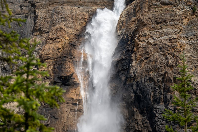 Chute d'eau impressionnante dans le parc national Yoho, Canada