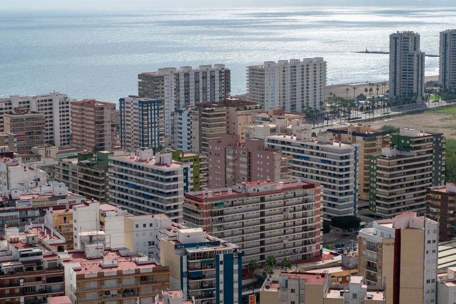 Impresionante vista aérea del paisaje urbano costero de Valencia con arquitectura moderna y el mar brillante.