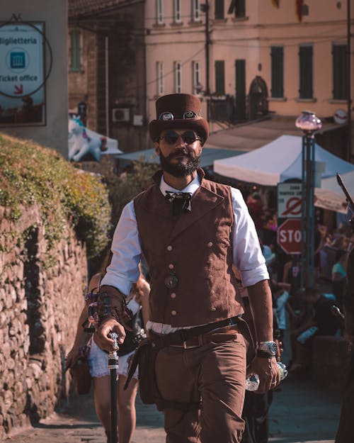 steampunk, 갈색 양복 조끼, 걷는 지팡이의 무료 스톡 사진