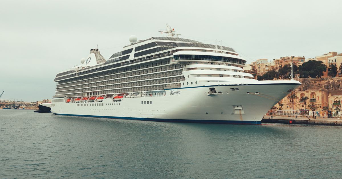Crucero atracado en un puerto del Mediterráneo donde usar una eSIM para tener internet