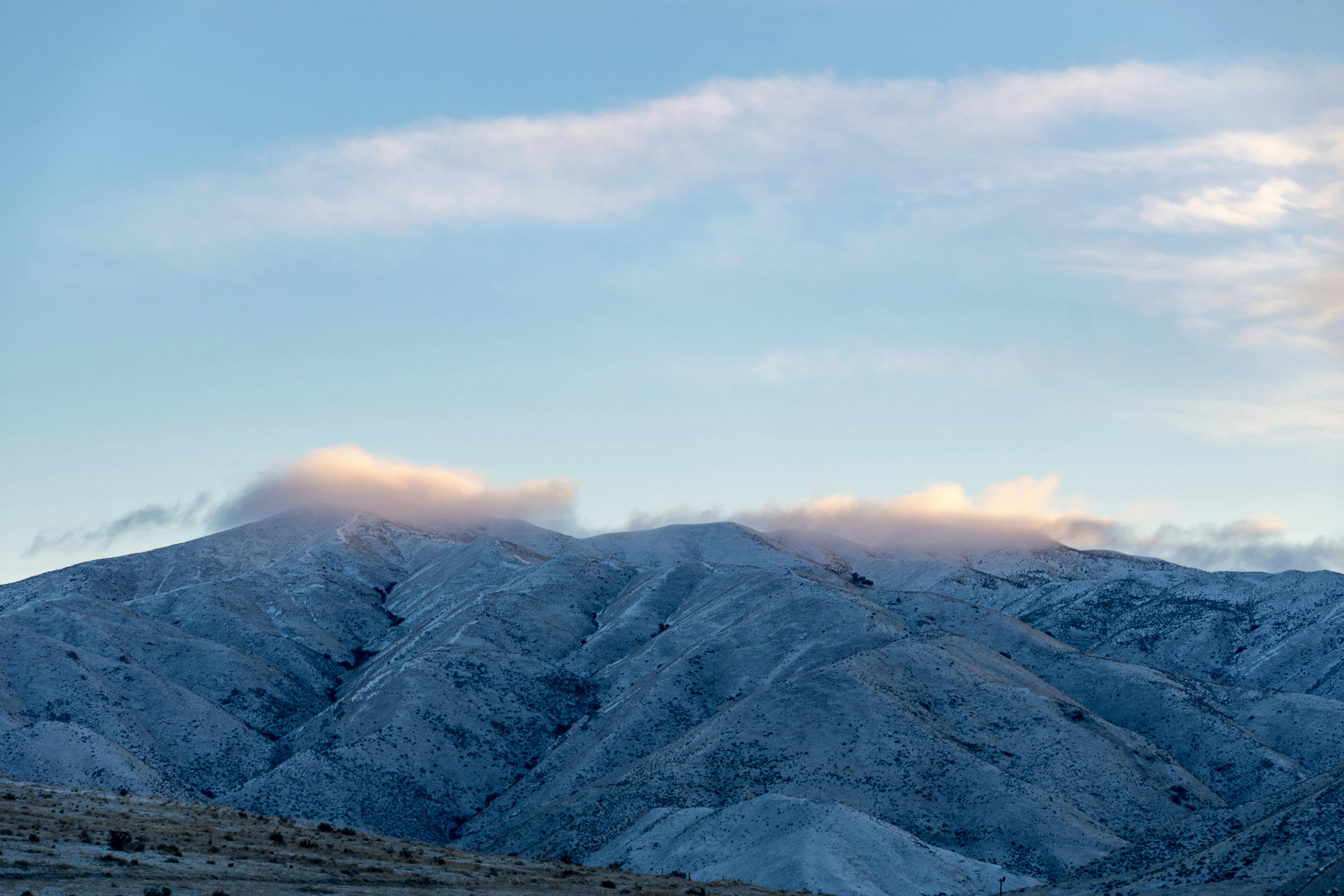 冬季日出时，白雪覆盖的山脉风景