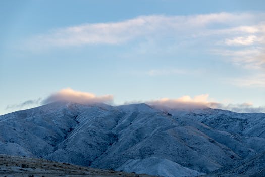 冬季日出时，白雪覆盖的山脉风景