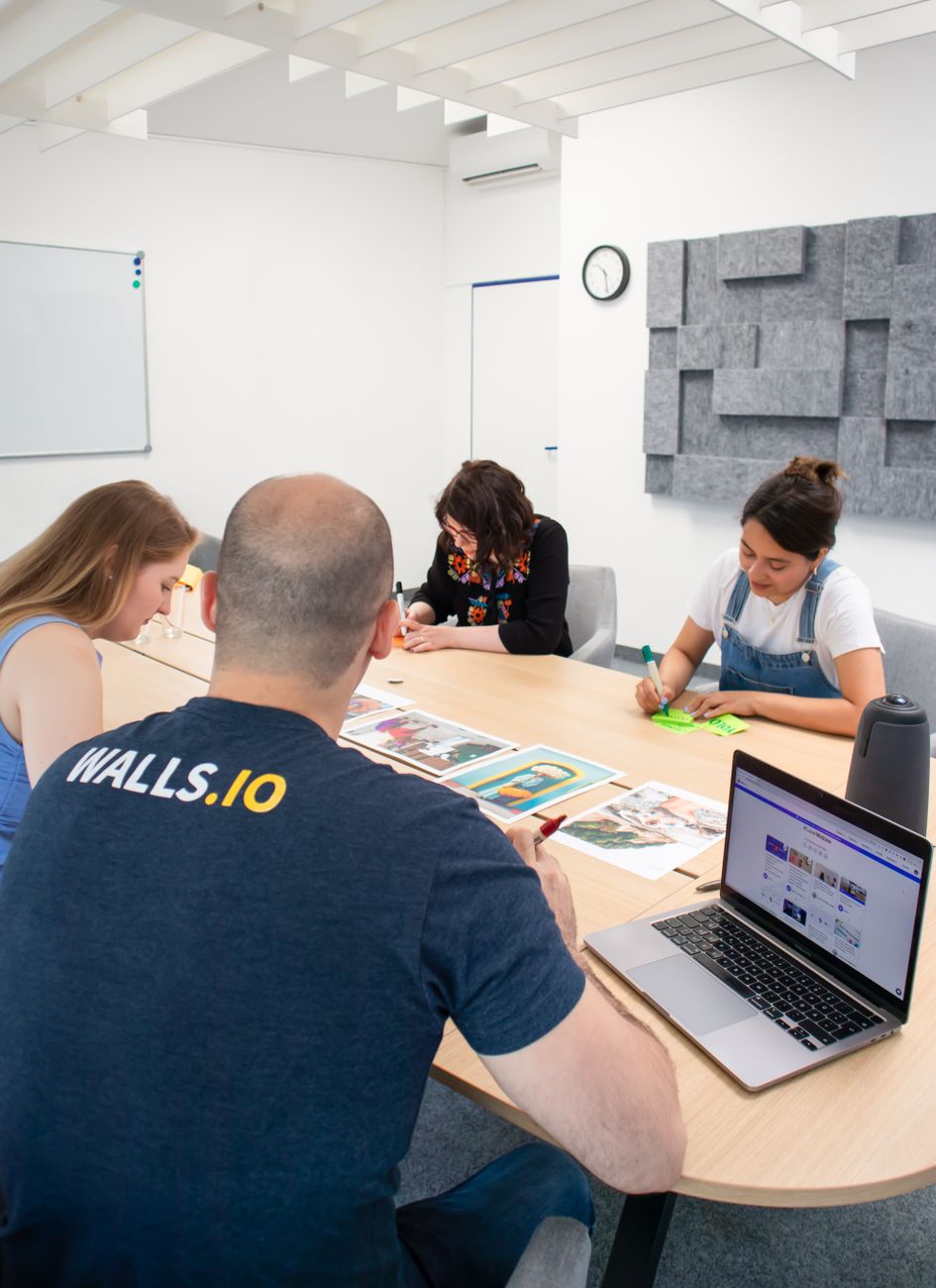 Équipe marketing en réunion autour d’un ordinateur portable
