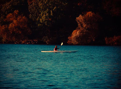 Uomo In Kayak Sul Corpo D'acqua
