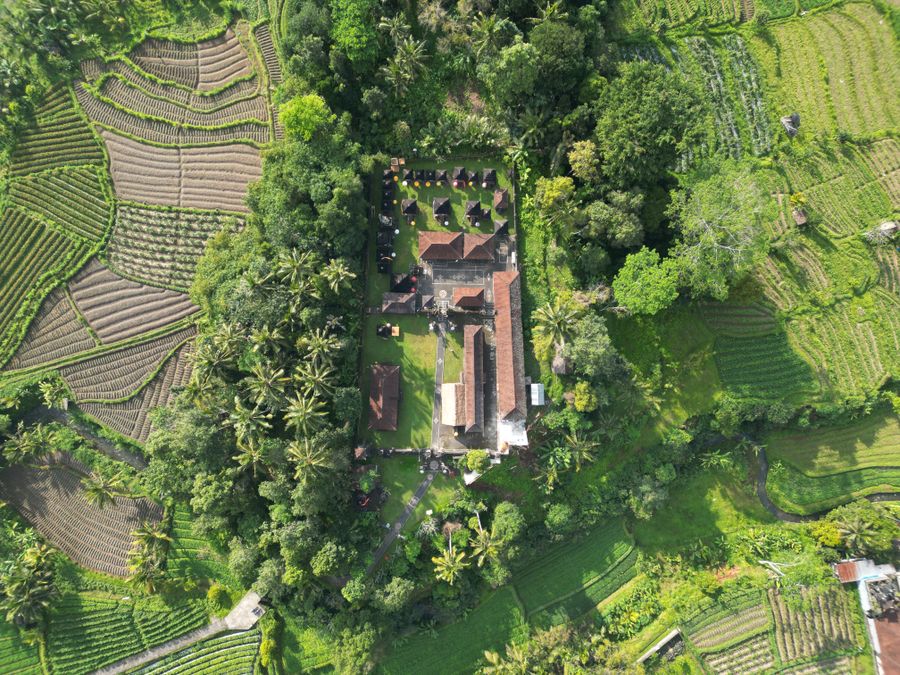 Templo em terraços de arroz em Bali, cenário para viagens em família