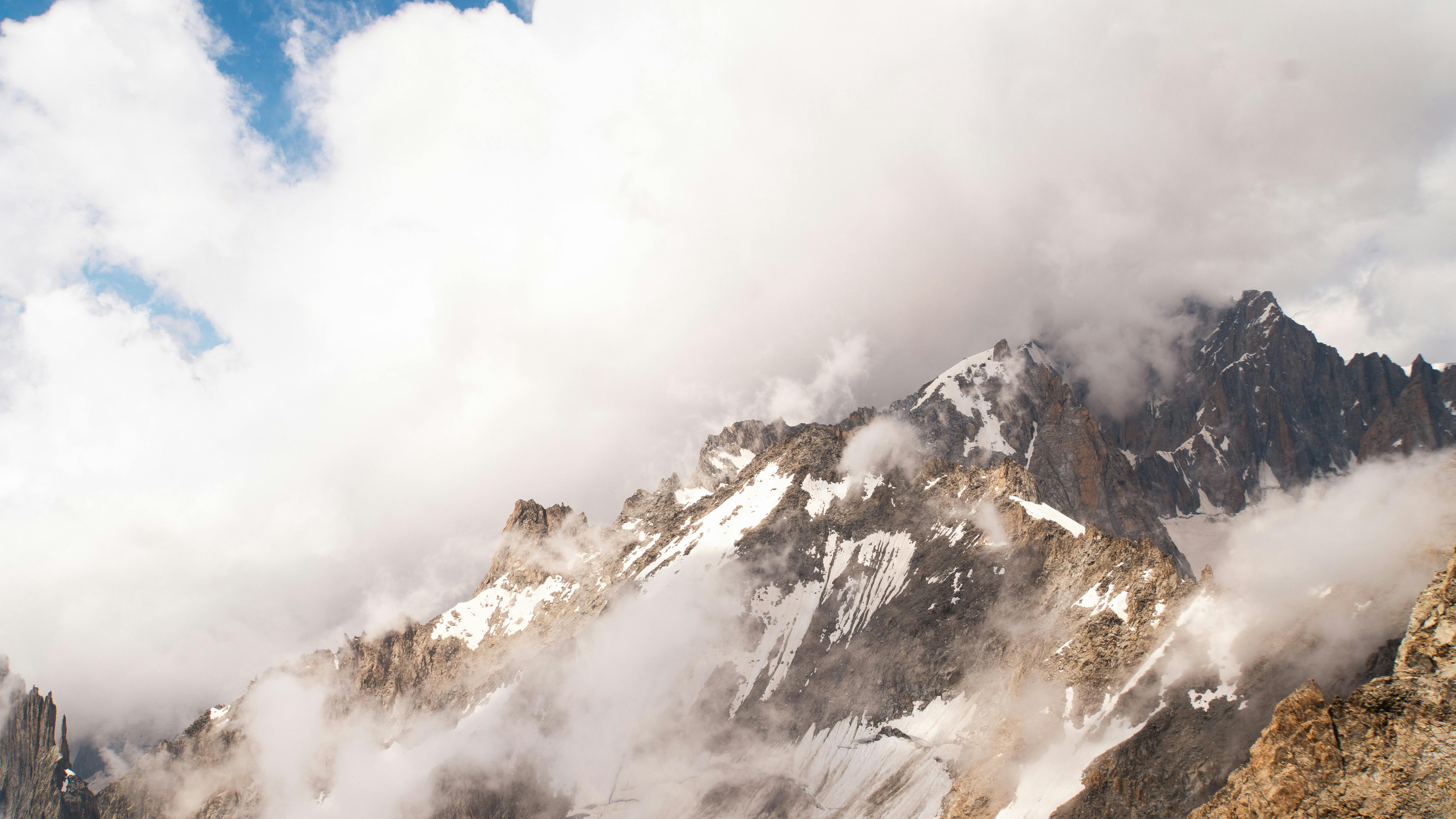Guida a Courmayeur e Monte Bianco: Dove le Alpi Toccano il Cielo