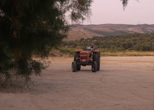 泥巴, 灰塵, 紅色拖拉機 的 免費圖庫相片