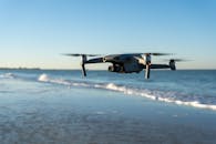 日落时分，无人机飞越宁静的海滩，背景是轻柔的海浪