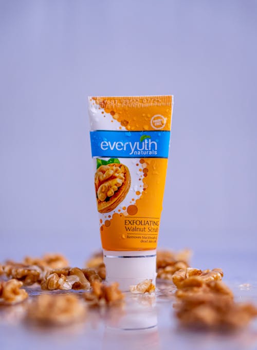 Everyuth Natural Exfoliating Walnut Scrub 