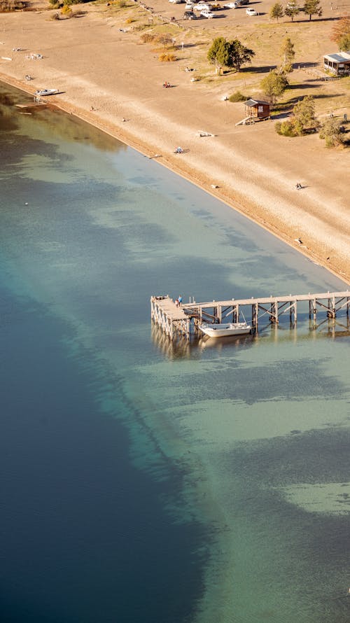 bağlı, deniz kıyısı, dikey atış içeren Ücretsiz stok fotoğraf