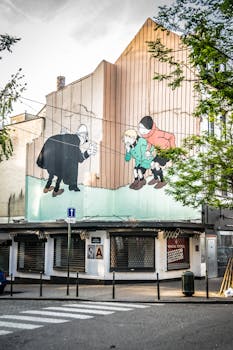 日光下，城市建筑外墙上描绘着卡通人物的彩色壁画